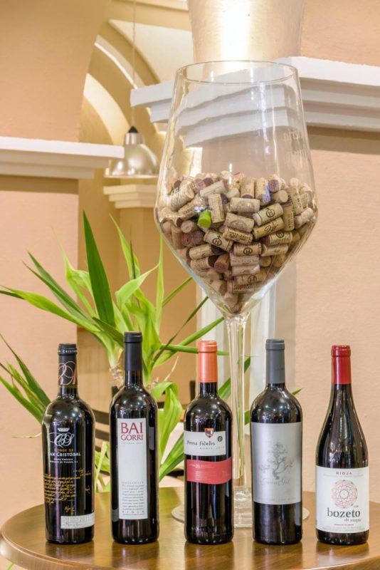 colonial, rincon colonial, rincón de la colonial, restaurante en Úbeda, dónde comer en Úbeda, restaurante en Úbeda centro, comida casera en Úbeda, tapas en Úbeda, cocina tradicional en Úbeda, mejores restaurantes en Úbeda, restaurante acogedor en Úbeda, comer bien en Úbeda, restaurante recomendado en Úbeda, calamares a la romana, calamares a la romana en Úbeda, comida para llevar en Úbeda, comida a domicilio en Úbeda, restaurante con comida para llevar Úbeda, tapas para llevar en Úbeda, pedir calamares a domicilio Úbeda, careta frita, careta frita en Úbeda, platos tradicionales Úbeda, pedir careta frita a domicilio Úbeda, puntillitas fritas, puntillitas en Úbeda, tapas de pescado en Úbeda, raciones para llevar en Úbeda, pedir puntillitas a domicilio Úbeda, solomillo al Jerez, solomillo de cerdo al Jerez, solomillo con gambas en Úbeda, platos caseros Úbeda, pedir solomillo al Jerez a domicilio Úbeda, restaurante comida tradicional Úbeda, flamenquín casero, flamenquín en Úbeda, flamenquín andaluz, platos tradicionales Úbeda, pedir flamenquín a domicilio Úbeda, restaurante típico de Úbeda, torreznos de Soria, torreznos en Úbeda, torreznos crujientes, pedir torreznos a domicilio Úbeda, platos típicos Úbeda, carrillada en salsa, carrillada al Pedro Ximénez, carrillada en Úbeda, guisos tradicionales Úbeda, pedir carrillada a domicilio Úbeda, sepia a la plancha, sepia con ajo y perejil, sepia a la plancha en Úbeda, platos de pescado Úbeda, pedir sepia a domicilio Úbeda, restaurante mediterráneo en Úbeda, nuggets de pollo, nuggets de pollo con patatas, nuggets en Úbeda, menú infantil Úbeda, pedir nuggets a domicilio Úbeda, platos para niños Úbeda, pechuga empanada, pechuga de pollo empanada, pechuga con patatas fritas, pedir pechuga empanada a domicilio Úbeda, menú infantil Úbeda, cachopo casero, cachopo en Úbeda, cachopo con jamón y queso, pedir cachopo a domicilio Úbeda, cafetería en Úbeda, desayunar en Úbeda, merendar en Úbeda, café en Úbeda, mejores cafeterías en Úbeda, cafetería acogedora en Úbeda, dónde tomar café en Úbeda, cafetería centro de Úbeda, tardeo en Úbeda, copas en Úbeda, bares de copas en Úbeda, locales de tardeo en Úbeda, bar de copas en Calle Redonda de Miradores, dónde salir en Úbeda, ocio nocturno en Úbeda, tomar copas en Úbeda, pub en Úbeda, salir en Úbeda, conciertos en Úbeda, fiesta en Úbeda, locales para eventos en Úbeda, prebodas en Úbeda, pubs con música en Úbeda